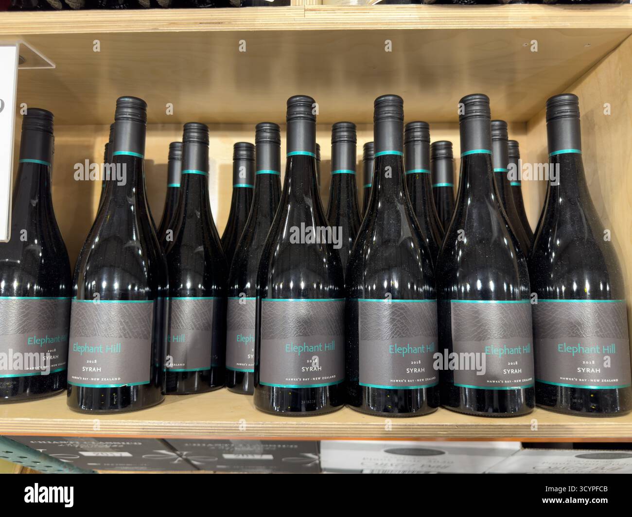 Los Angeles, California, Stati Uniti - 02-01-2023: Una vista di diverse bottiglie di vino Elephant Hill syrah 2018, in mostra in un negozio di alimentari locale. Foto Stock