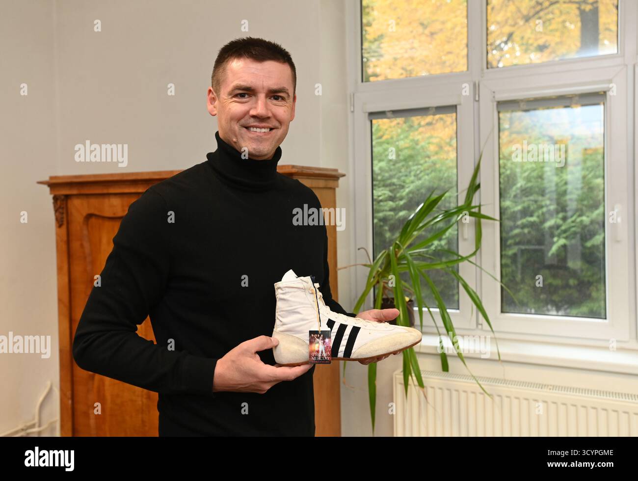 Olomouc, Repubblica Ceca. 17 ottobre 2025. Tomas Hykel, quarantadue anni residente a Olomouc, mostra una scarpa usata dalla cantante Freddie Mercury in concerti o video musicali tra il 1984 e il 1990, a Olomouc, Repubblica Ceca, il 17 ottobre 2025. Il collezionista Hykel ha accumulato diverse migliaia di manufatti legati all'icona della musica mondiale. La sua collezione, che comprende 15 paia di scarpe, costumi di mercurio da concerti e effetti personali, è una delle più grandi al mondo. Crediti: Ludek Perina/CTK Photo/Alamy Live News Foto Stock