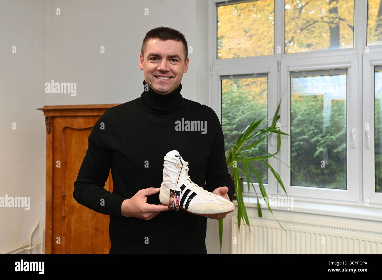 Olomouc, Repubblica Ceca. 17 ottobre 2025. Tomas Hykel, quarantadue anni residente a Olomouc, mostra una scarpa usata dalla cantante Freddie Mercury in concerti o video musicali tra il 1984 e il 1990, a Olomouc, Repubblica Ceca, il 17 ottobre 2025. Il collezionista Hykel ha accumulato diverse migliaia di manufatti legati all'icona della musica mondiale. La sua collezione, che comprende 15 paia di scarpe, costumi di mercurio da concerti e effetti personali, è una delle più grandi al mondo. Crediti: Ludek Perina/CTK Photo/Alamy Live News Foto Stock