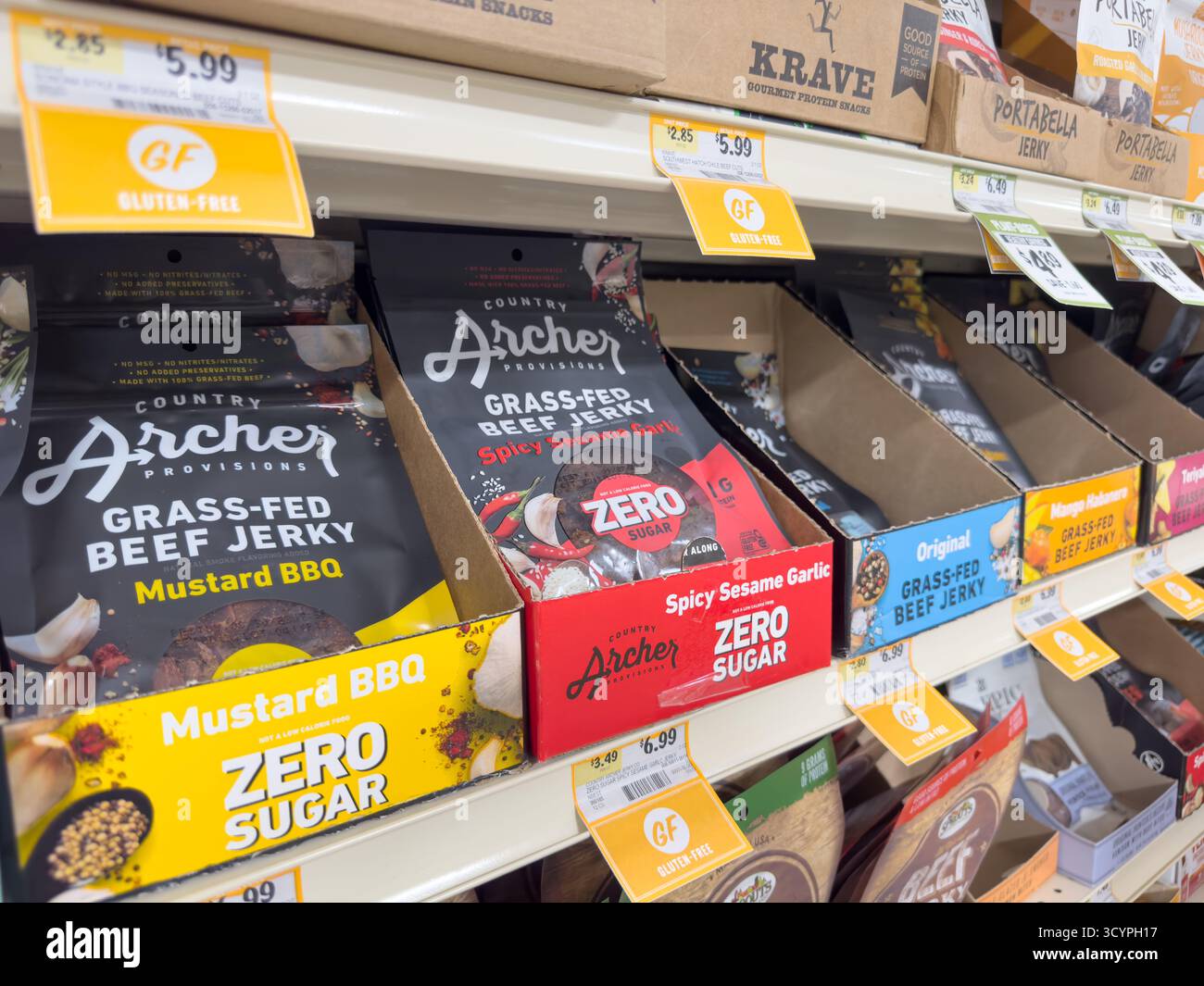Los Angeles, California, Stati Uniti - 02-01-2023: Una vista di diversi pacchetti di carne di manzo Country Archer nutrita con erba, al negozio. Foto Stock