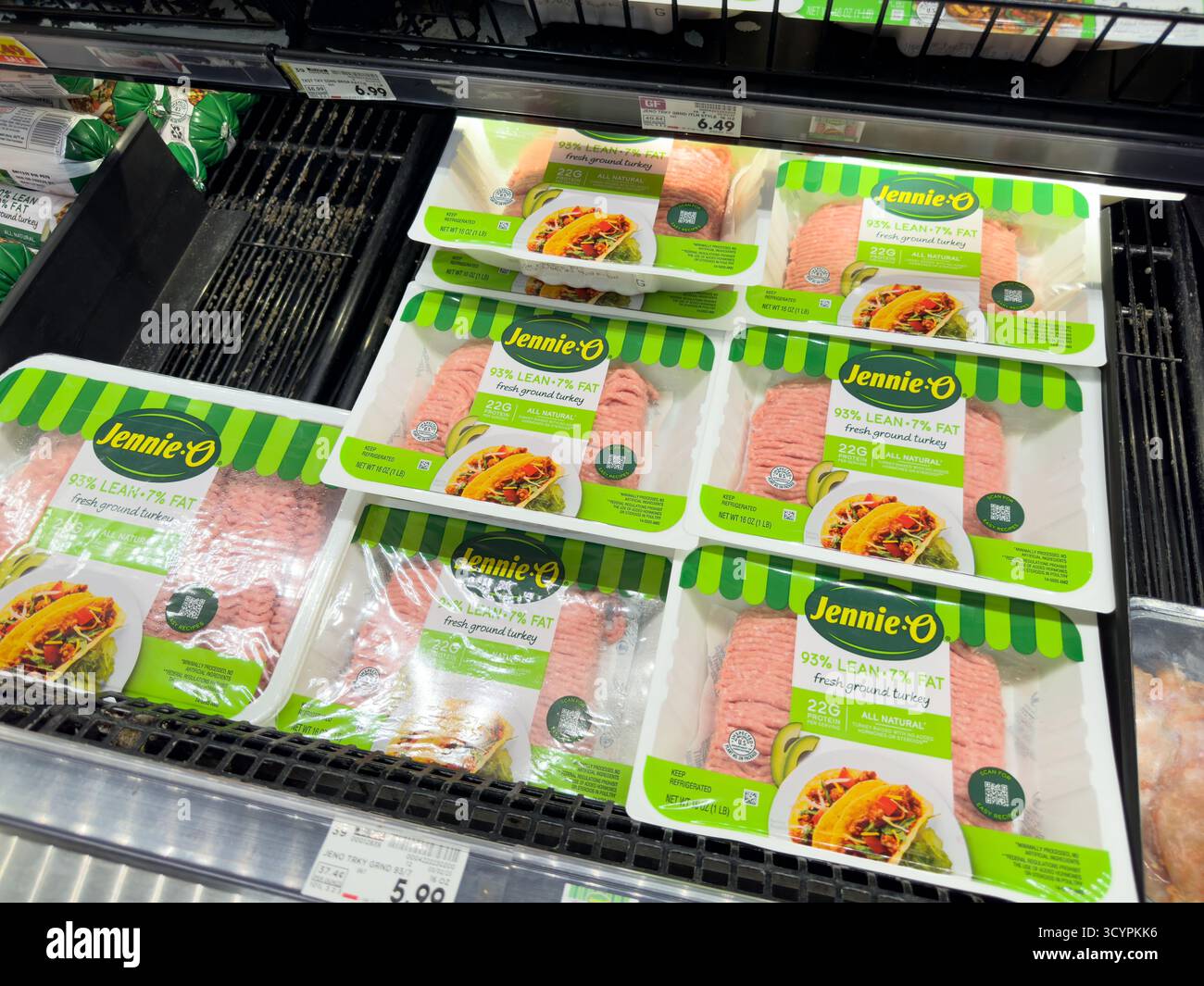 Los Angeles, California, Stati Uniti - 02-01-2023: Una vista di diversi pacchetti di tacchino Jennie-o crudo, in mostra in un negozio di alimentari locale. Foto Stock