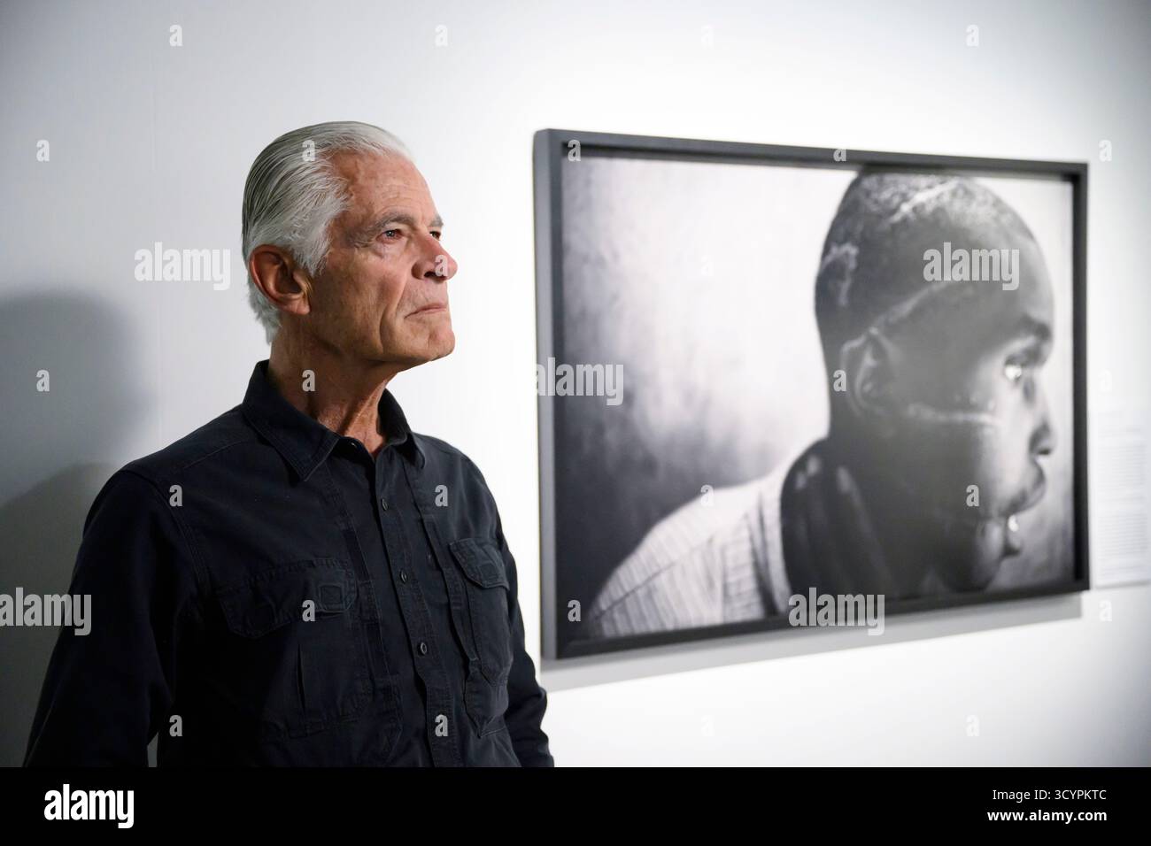 Stoccolma, Svezia. 17 ottobre 2025. James Nachtwey, uno dei 120 fotografi alla mostra per l'anniversario di Fotografiska, fotografato a Stoccolma, Svezia, il 17 ottobre 2025. Foto: Henrik Montgomery/TT/Code 10060 questo testo è tradotto automaticamente credito: TT News Agency/Alamy Live News Foto Stock