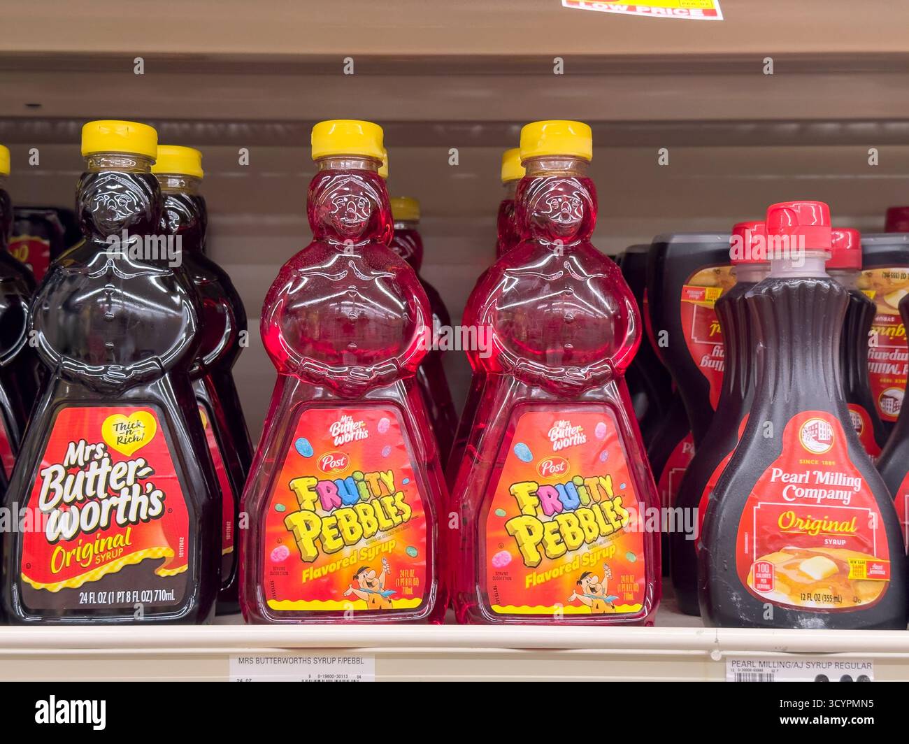 Los Angeles, California, Stati Uniti - 02-01-2023: Una vista di diversi contenitori di sciroppo aromatizzato alla frutta della signora Butterworth's Post. Foto Stock