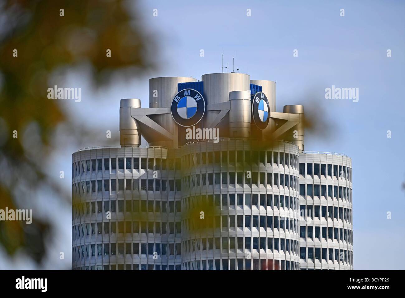 BMW Konzernzentrale mit BMW Logo,Markenemblem,Hochhaus,Doppelkegel, Unternehmenszentrale,BMW Museum,Gebaeude. Zentrale, Aussenaufnhame, Gebaeude, Hochhaus, Autobauer, Auto, Autos, Automobile, Hersteller, Autoindustrie, Premiummarke. *** Sede aziendale BMW con logo BMW, emblema del marchio, grattacielo, doppio cono, sede centrale, museo BMW, sede centrale, edificio, esterno, edificio, grattacielo, produttore di auto, auto, automobili, produttore, industria automobilistica, marchio premium Foto Stock