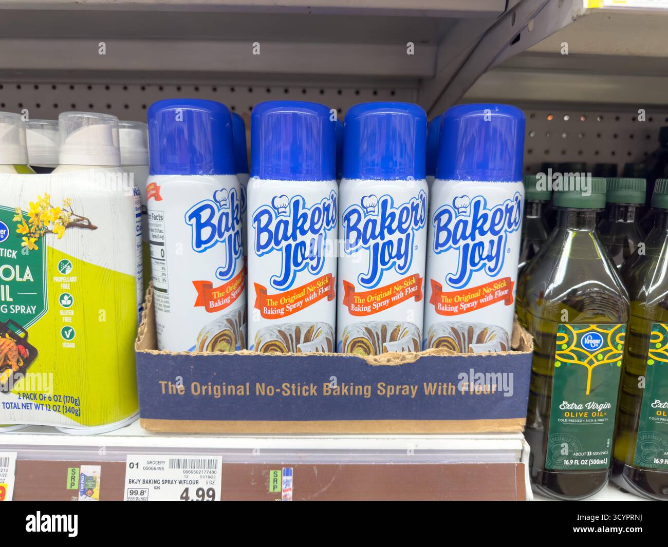 Los Angeles, California, Stati Uniti - 08-01-2023: Una vista di diverse lattine di spray da cucina Baker Joy, presso il negozio. Foto Stock