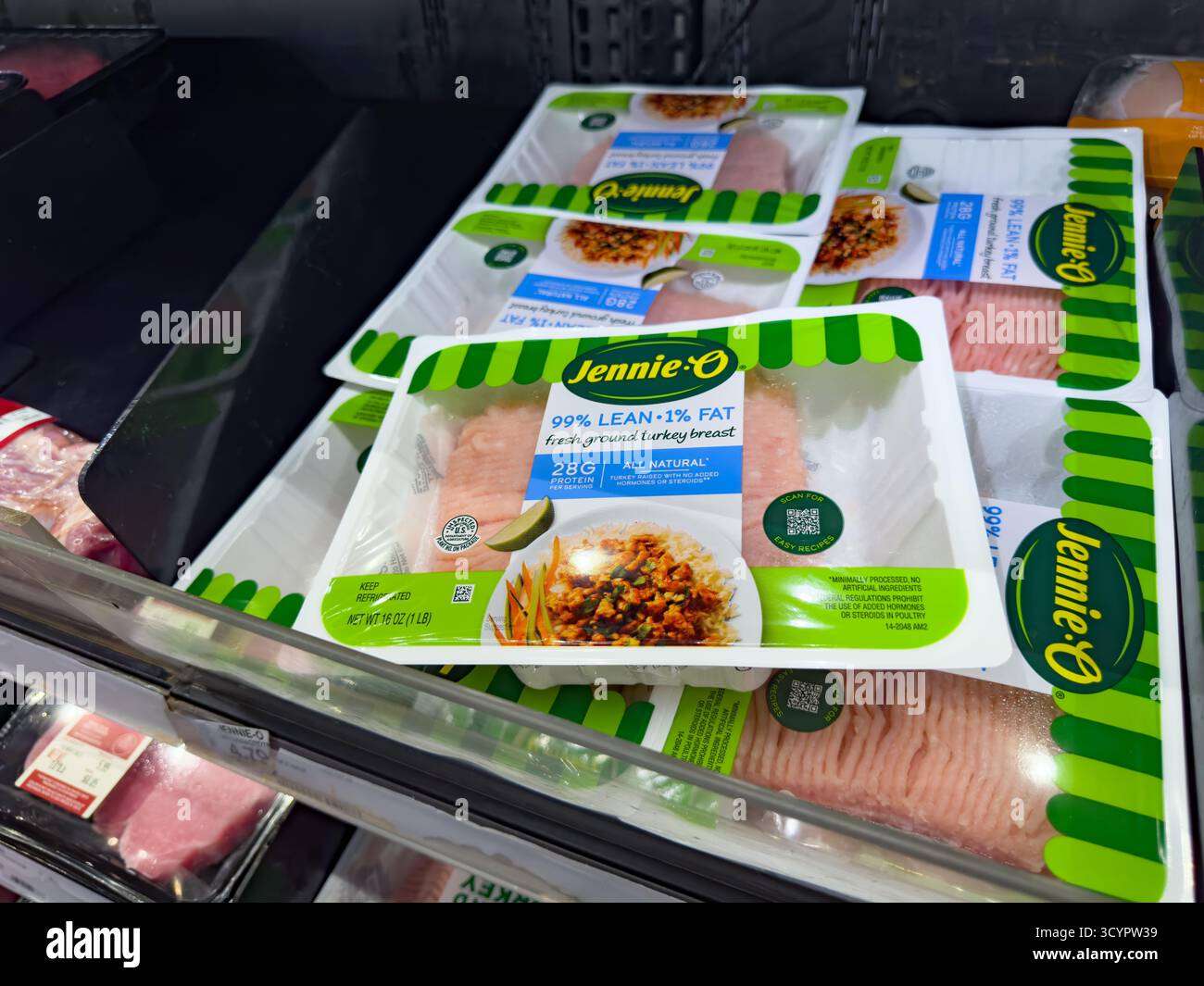 Los Angeles, California, Stati Uniti - 05-05-2020: Una vista di diversi pacchetti di Jennie-o Ground turkey, in mostra in un negozio di alimentari locale. Foto Stock