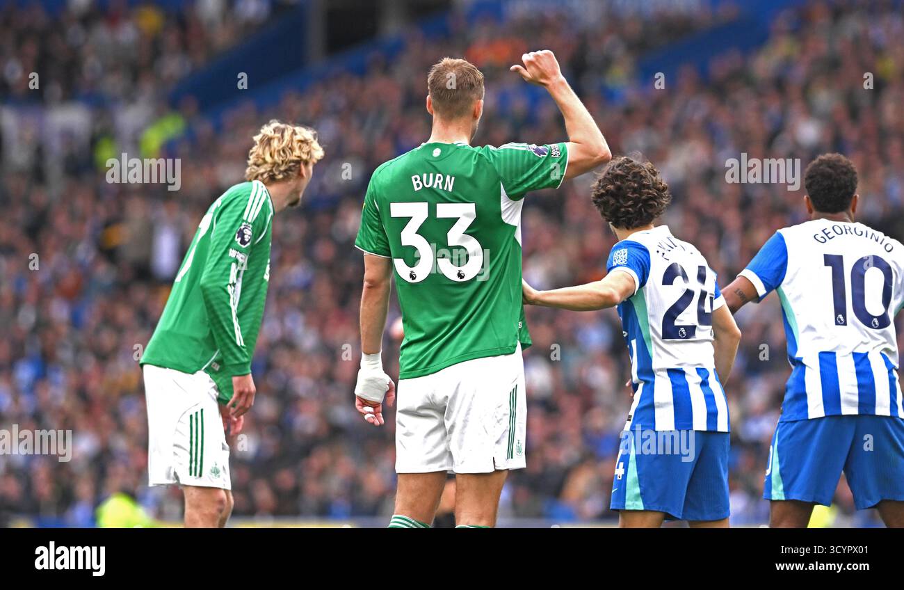 La partita di Premier League tra Brighton e Hove Albion e Newcastle United all'American Express Stadium di Brighton, Regno Unito - 18 ottobre 2025 foto Simon Dack / Telephoto Images solo uso editoriale. Niente merchandising. Per le immagini di calcio si applicano restrizioni fa e Premier League inc. Non è consentito l'utilizzo di Internet/dispositivi mobili senza licenza FAPL. Per ulteriori dettagli, contattare Football Dataco Foto Stock