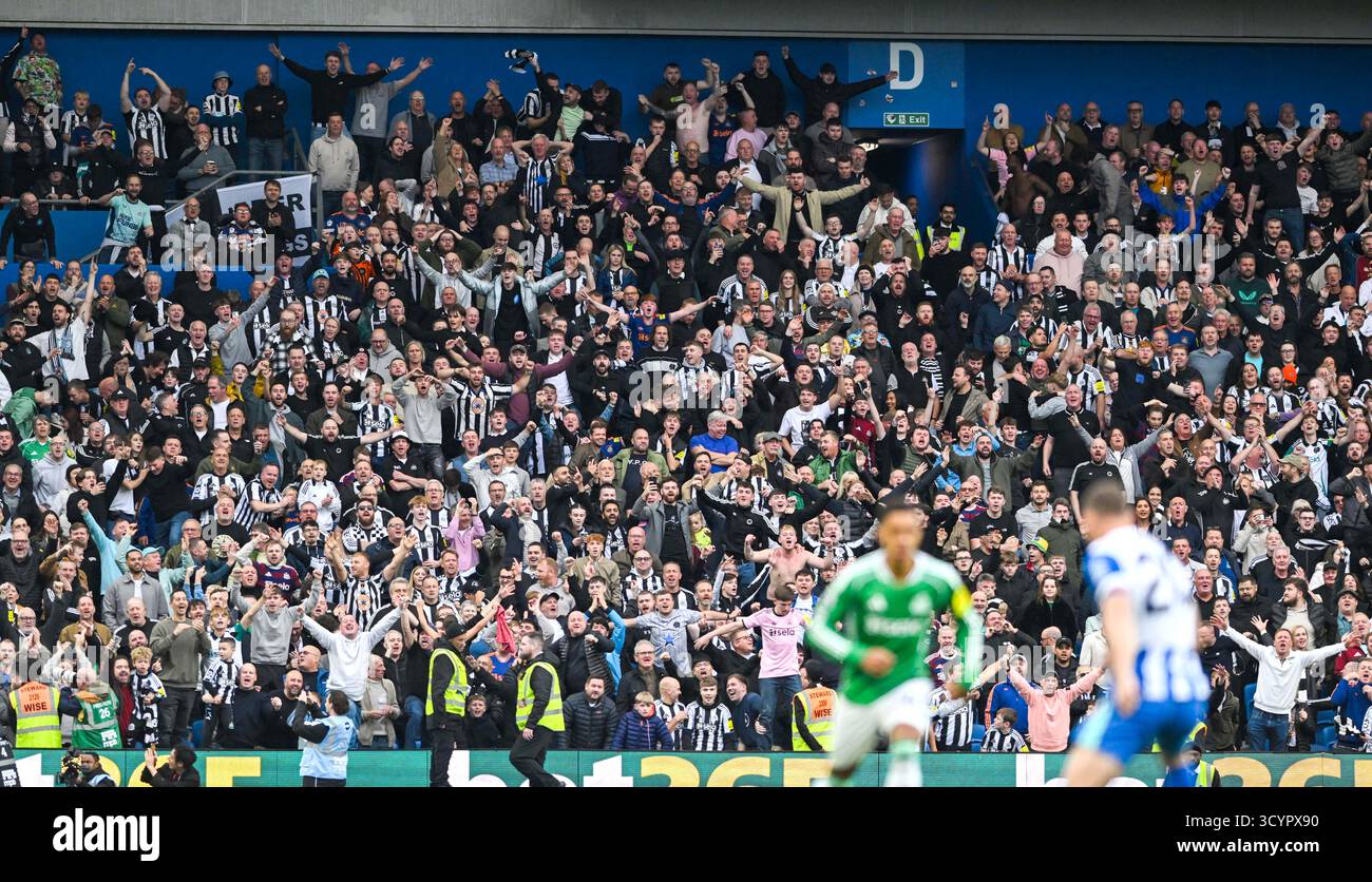 Tifosi del Newcastle durante la partita di Premier League tra Brighton e Hove Albion e Newcastle United all'American Express Stadium di Brighton, Regno Unito - 18 ottobre 2025 foto Simon Dack / Telephoto Images solo uso editoriale. Niente merchandising. Per le immagini di calcio si applicano restrizioni fa e Premier League inc. Non è consentito l'utilizzo di Internet/dispositivi mobili senza licenza FAPL. Per ulteriori dettagli, contattare Football Dataco Foto Stock