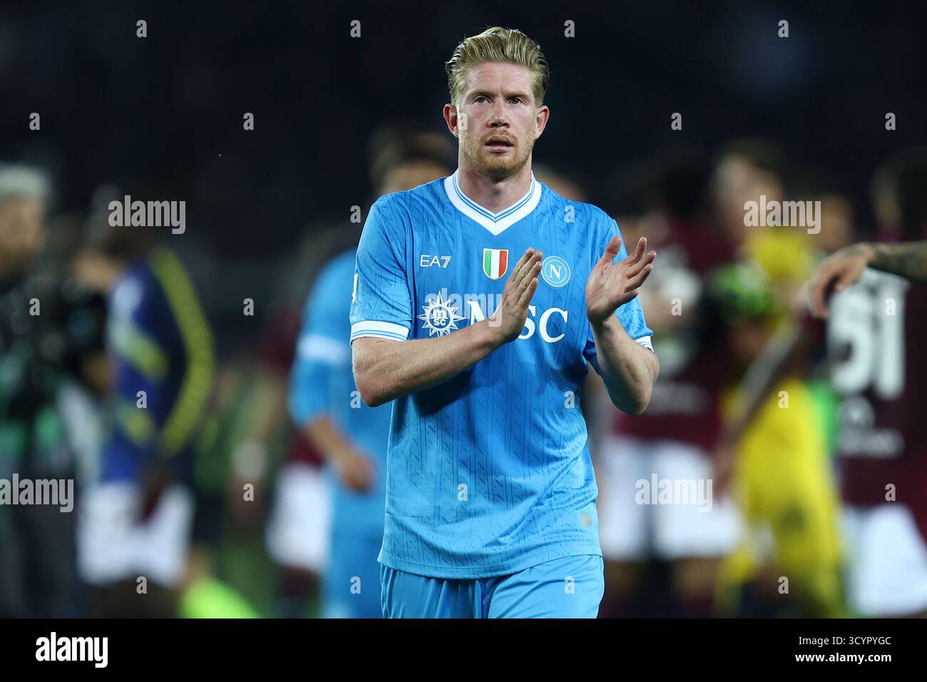 Kevin De Bruyne della SSC Napoli saluta i tifosi al termine della partita di serie A tra Torino FC e SSC Napoli allo Stadio Olimpico il 18 ottobre 2025 a Torino. Foto Stock
