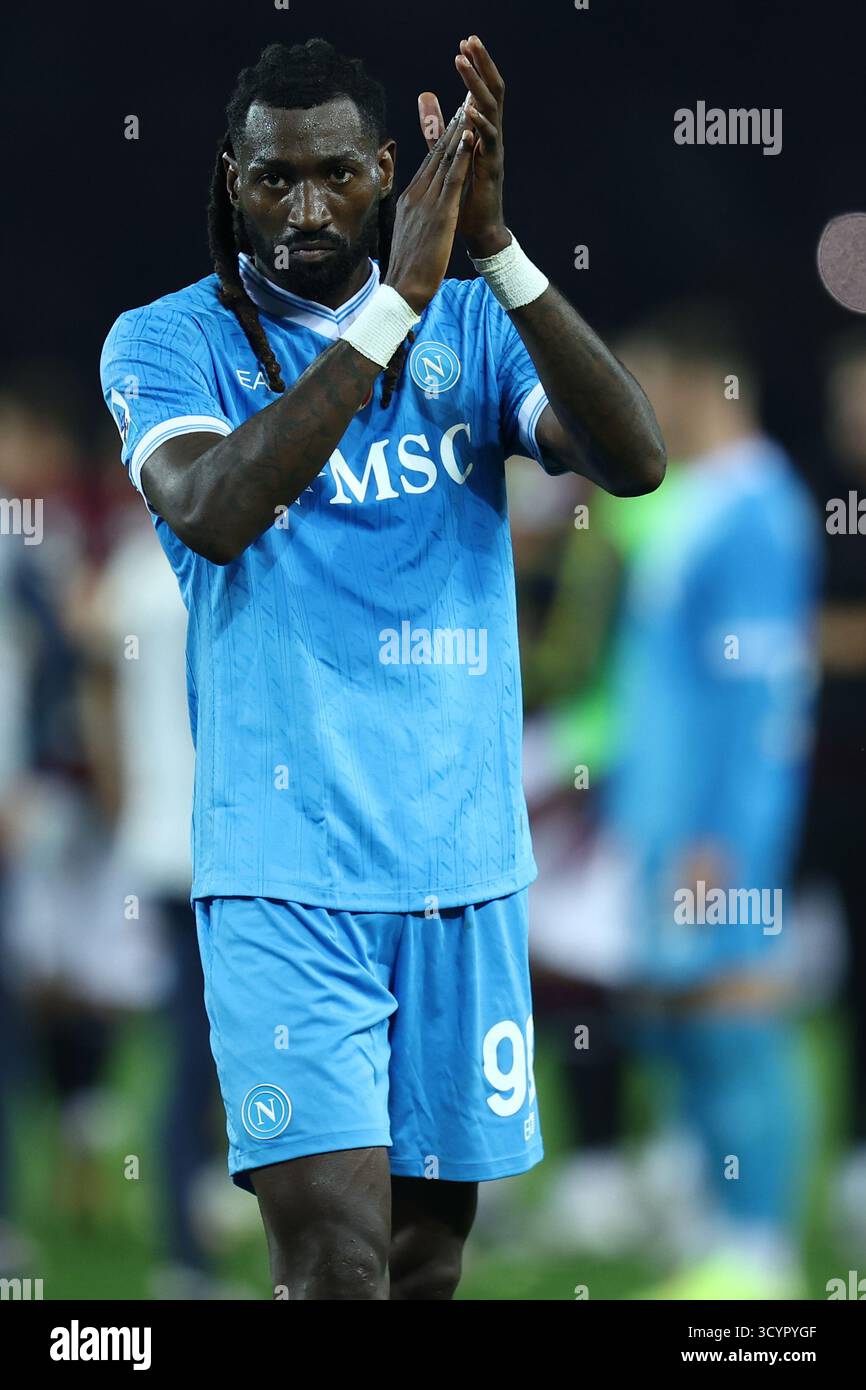 Andre Zambo Anguissa della SSC Napoli saluta i tifosi al termine della partita di serie A tra Torino FC e SSC Napoli allo Stadio Olimpico il 18 ottobre 2025 a Torino. Foto Stock