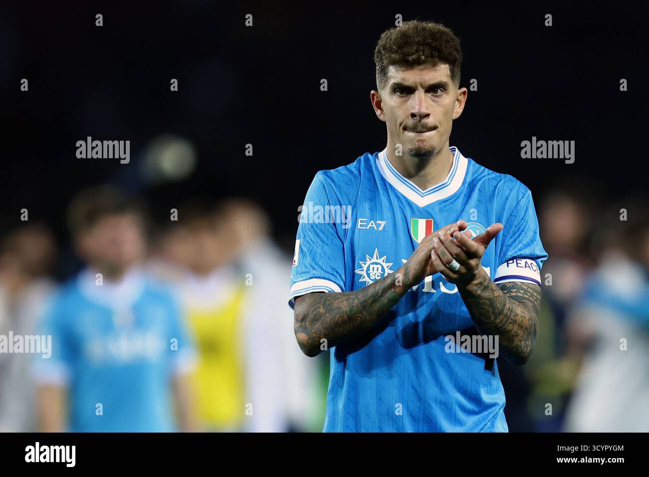 Giovanni di Lorenzo della SSC Napoli saluta i tifosi al termine della partita di serie A tra Torino FC e SSC Napoli allo Stadio Olimpico il 18 ottobre 2025 a Torino. Foto Stock