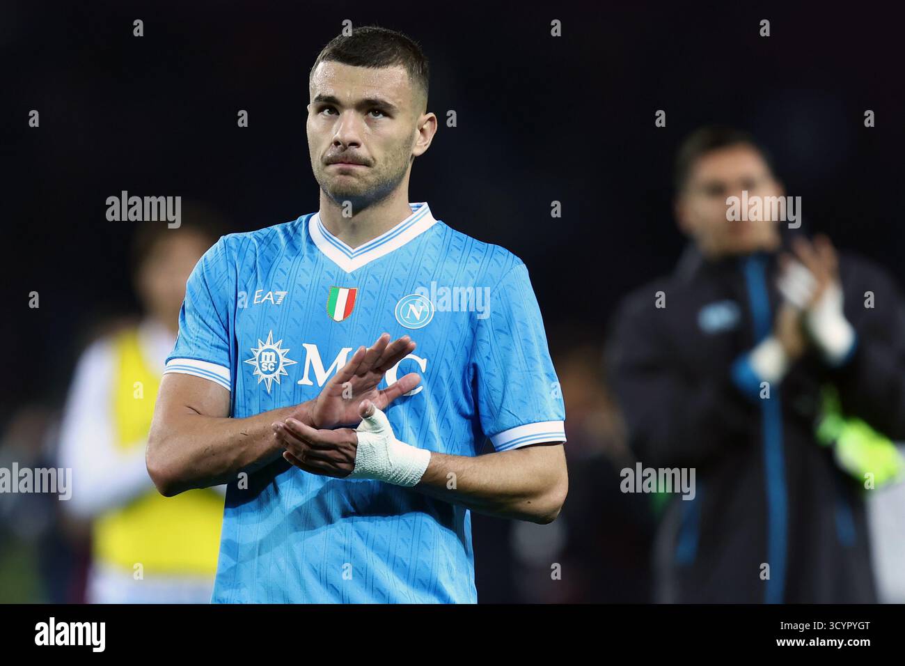 Alessandro Buongiorno della SSC Napoli saluta i tifosi al termine della partita di serie A tra Torino FC e SSC Napoli allo Stadio Olimpico il 18 ottobre 2025 a Torino. Foto Stock