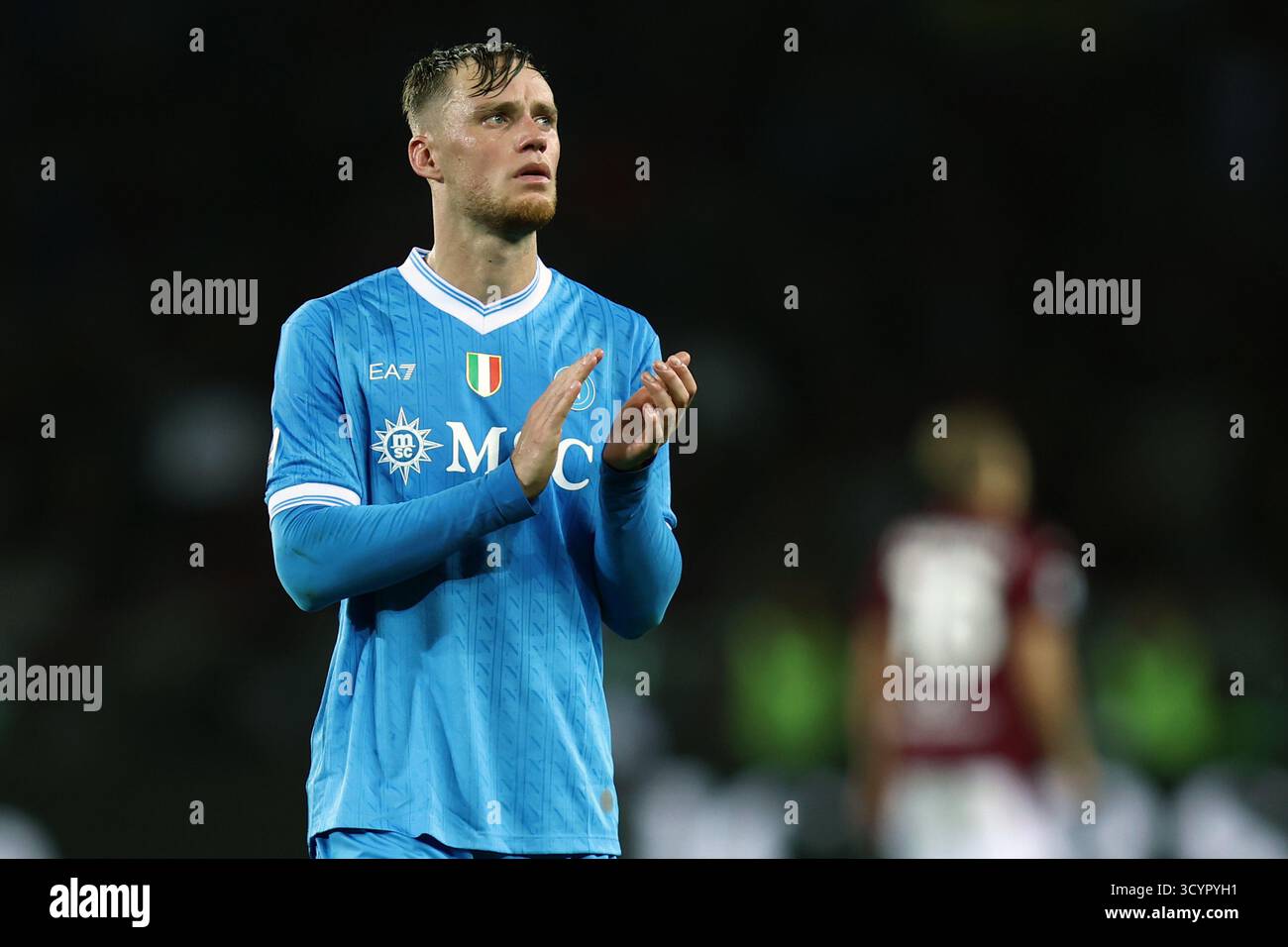 Sam Beukema della SSC Napoli saluta i tifosi al termine della partita di serie A tra Torino FC e SSC Napoli allo Stadio Olimpico il 18 ottobre 2025 a Torino. Foto Stock