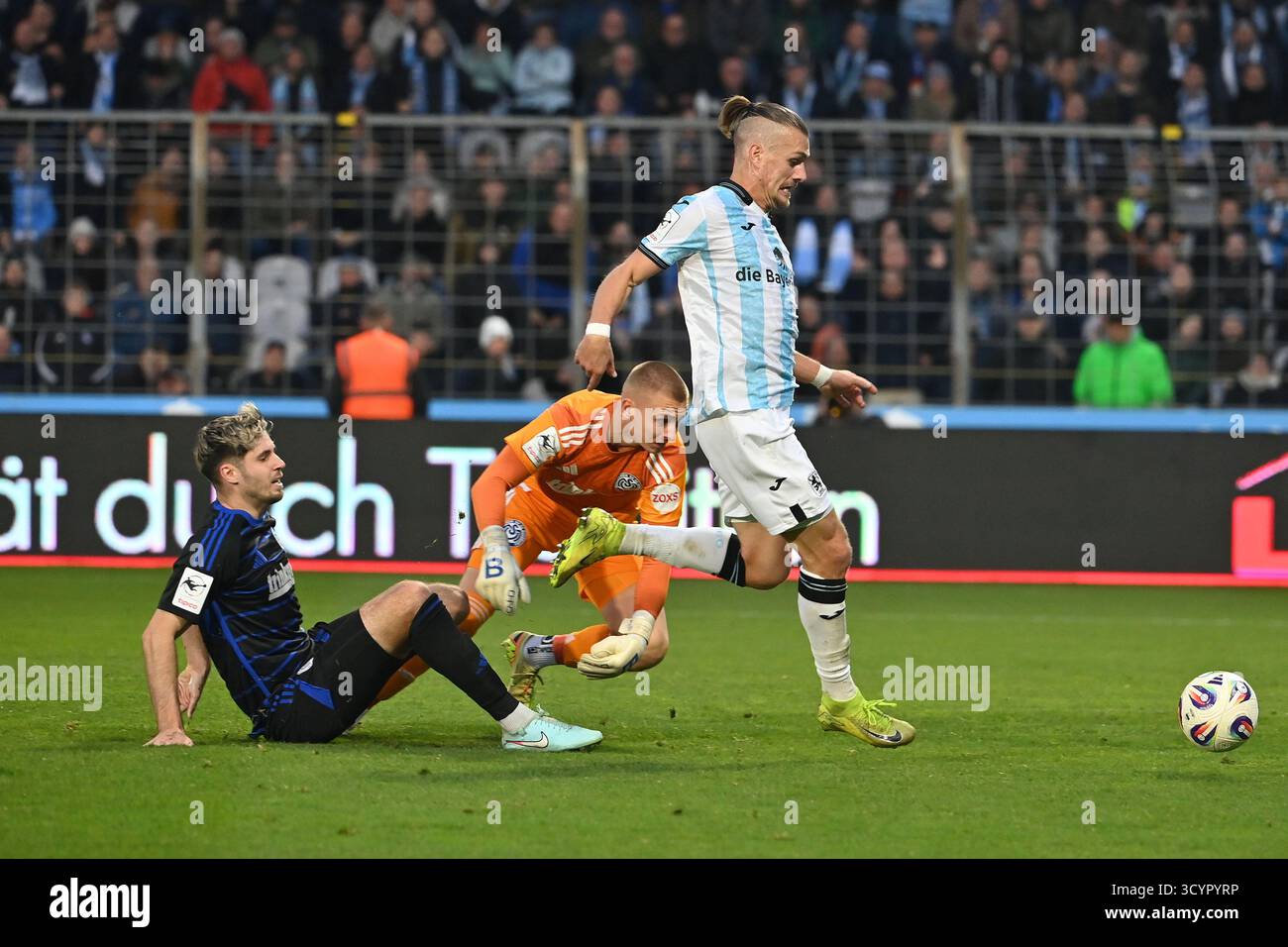 Sigurd HAUGEN (TSV Monaco 1860) si aggira intorno a Max BRAUNE (portiere DEL DU) e Tobias FLECKSTEIN (DU) e segna per 2-1. Azione. 3rd League football, undicesima partita, stagione 2025/26, TSV Monaco 1860 -MSV Duisburg 3-1, il 19 ottobre 2025, GRUENWALDER STADION. Foto Stock
