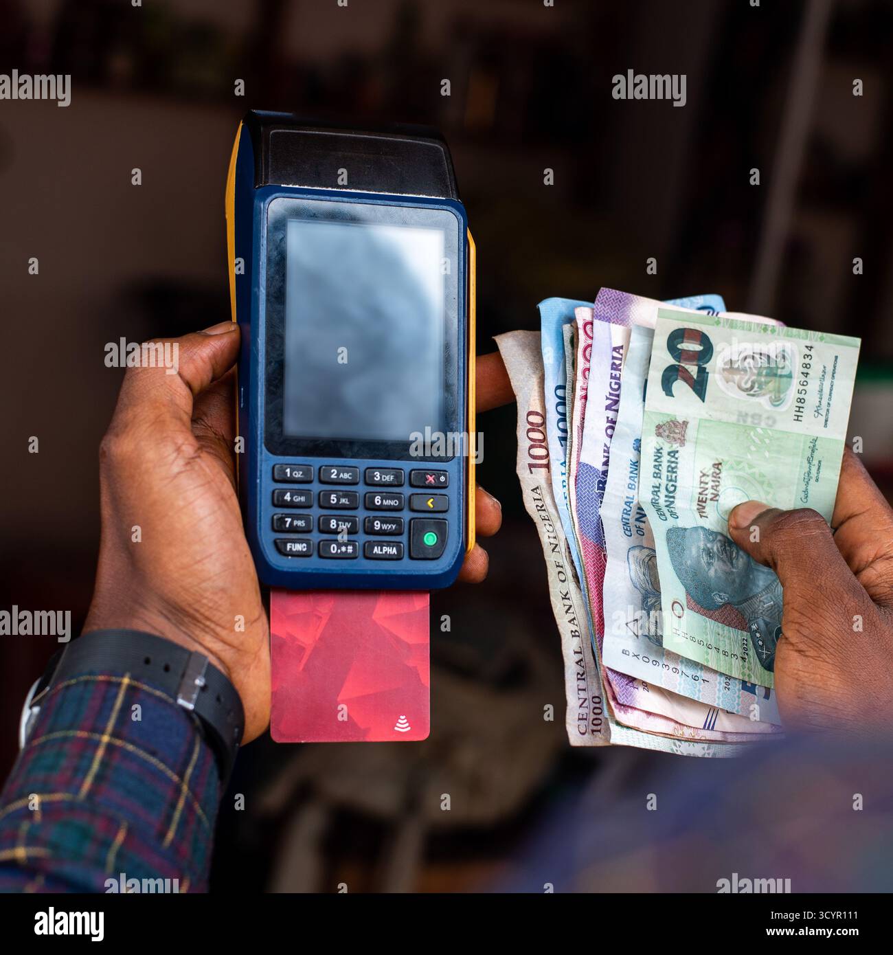 POS POS e banconote nigeriane in contanti Foto Stock