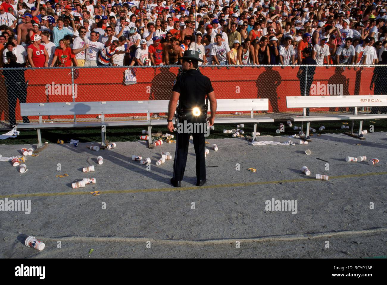 Stadio di football, polizia di folla Foto Stock