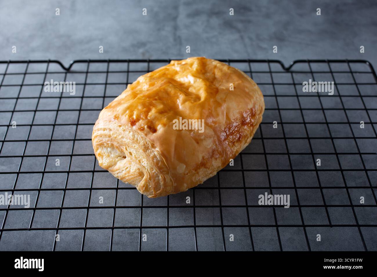 Vista su uno strudel di pasticceria ripieno. Foto Stock
