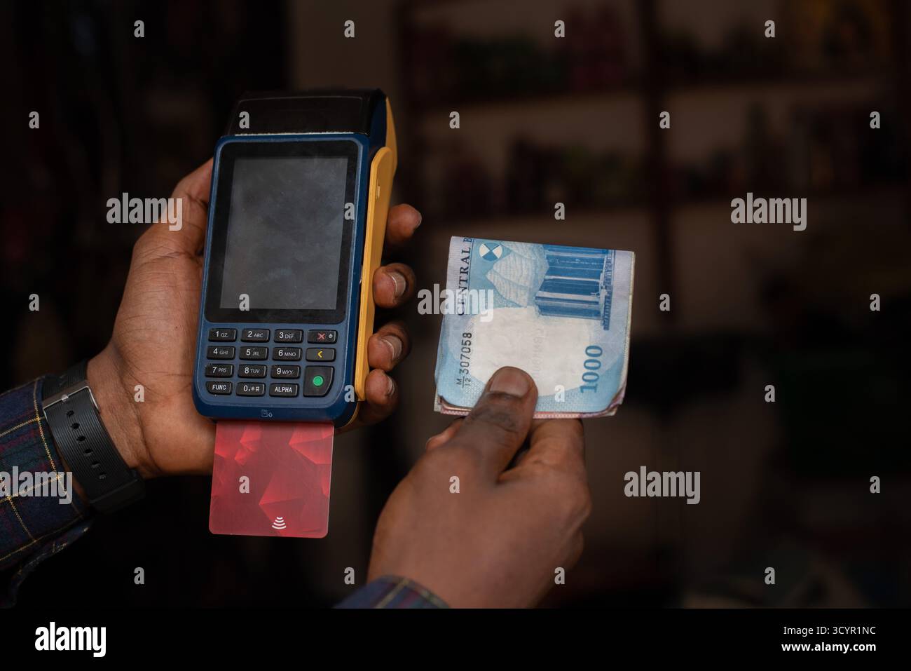 POS POS e banconote nigeriane in contanti Foto Stock