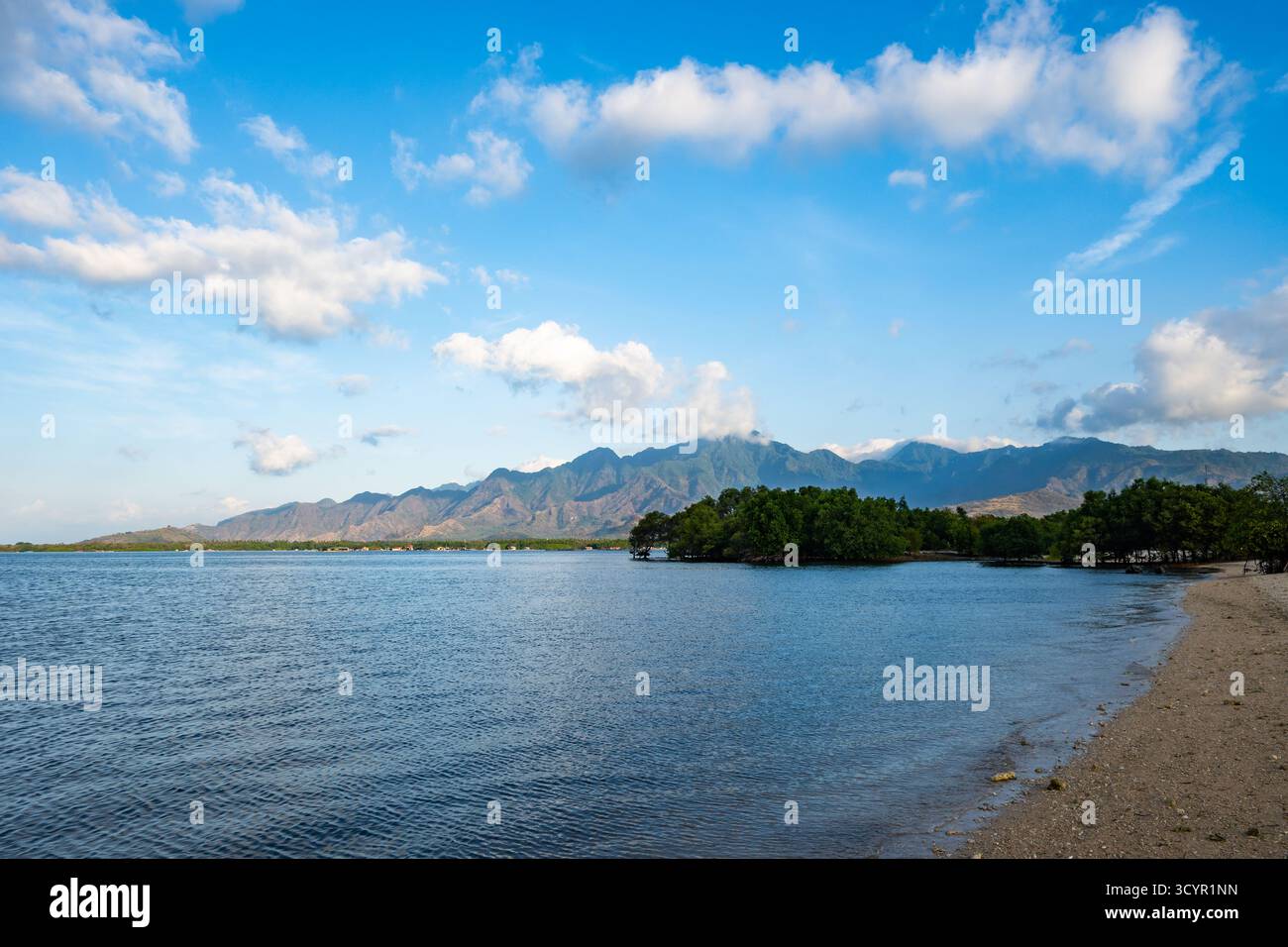 Aspre montagne lungo la costa settentrionale dell'isola di Bali, Indonesia. Foto Stock