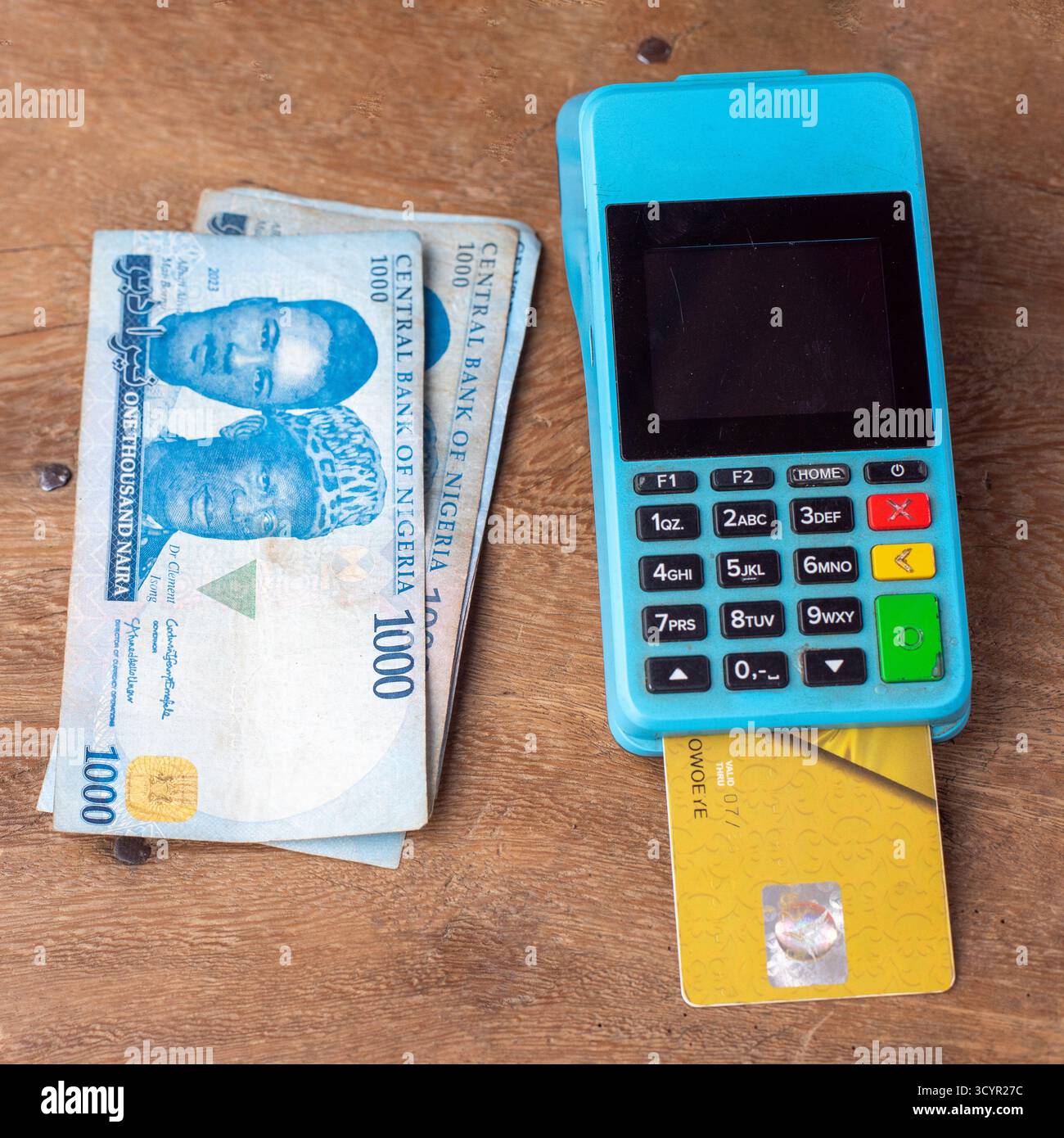 POS POS e banconote nigeriane in contanti Foto Stock