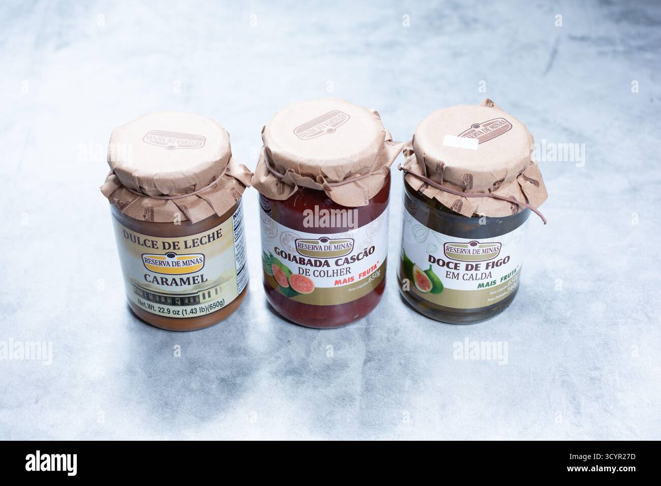 Los Angeles, California, Stati Uniti - 05-20-2022: Una vista di tre vasetti di spalmabili di frutta Reserva de Minas. Foto Stock