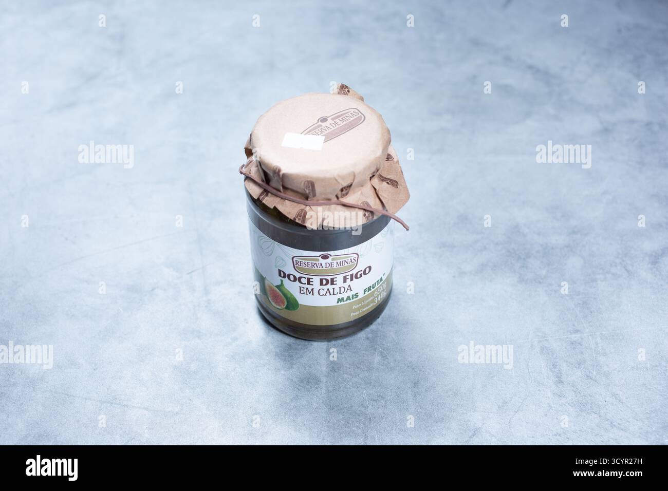 Los Angeles, California, Stati Uniti - 05-20-2022: Una vista di un vaso di Reserva de Minas Doce de figo em calda Fruit spread. Foto Stock