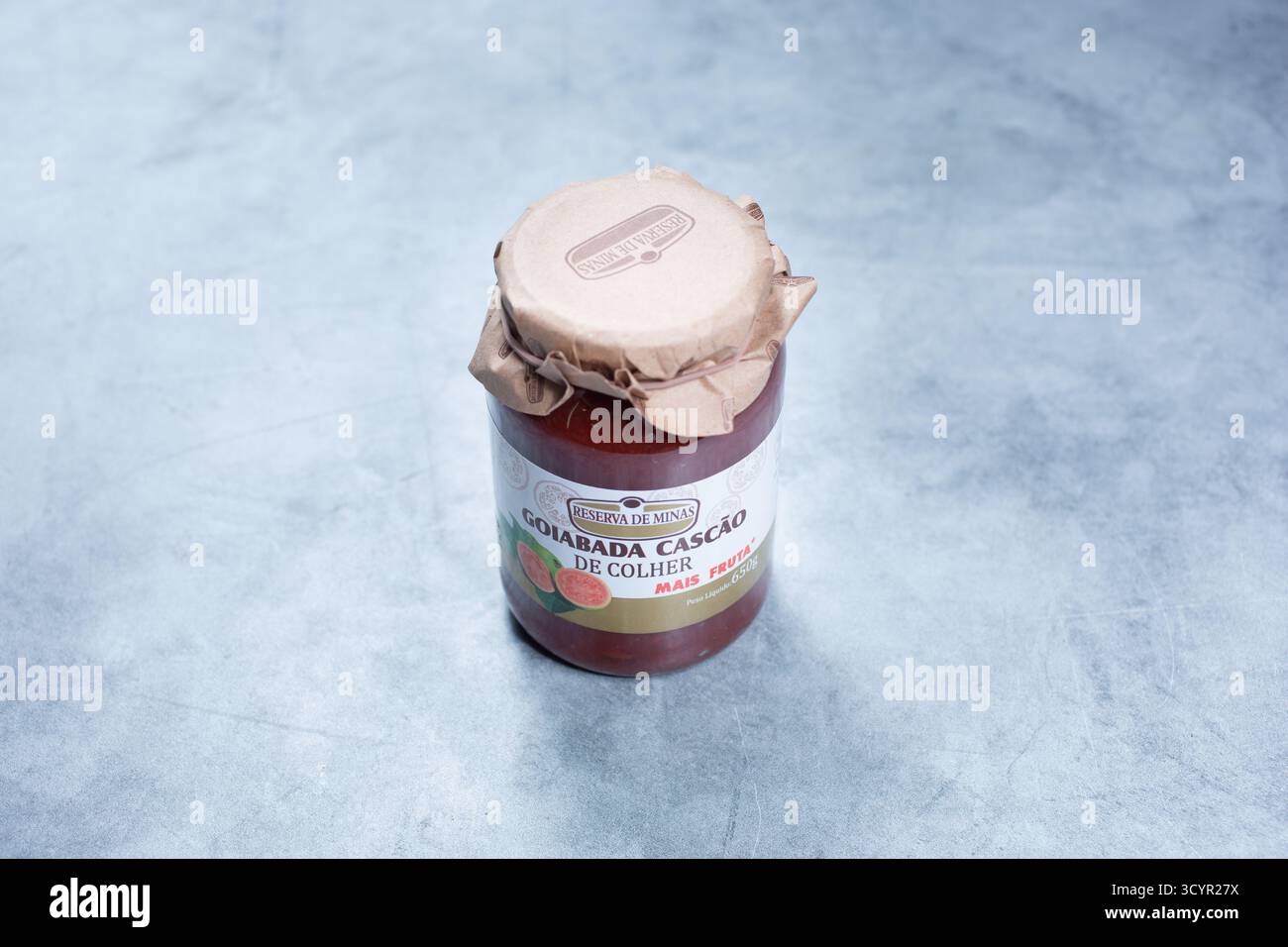 Los Angeles, California, Stati Uniti - 05-20-2022: Una vista di un barattolo di Reserva de Minas Goiabada Cascao de Colher spalmazione di frutta. Foto Stock