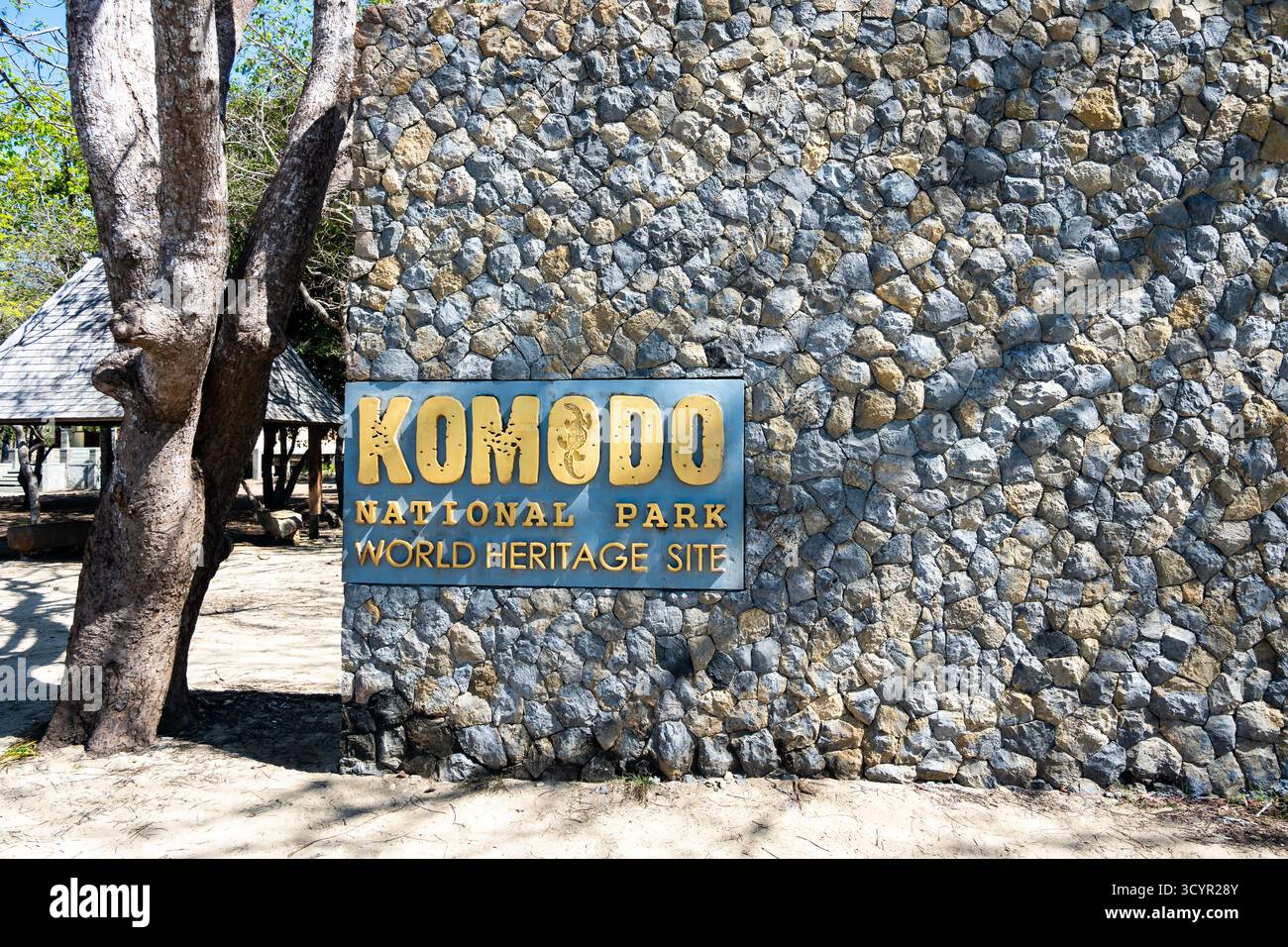 Segui le indicazioni per il quartier generale del Parco Nazionale di Komodo, patrimonio dell'umanità. Isola di Komodo, Indonesia. Foto Stock