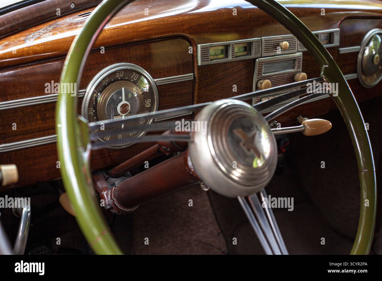 Dettagli interni di un'auto classica con cruscotto in legno Foto Stock