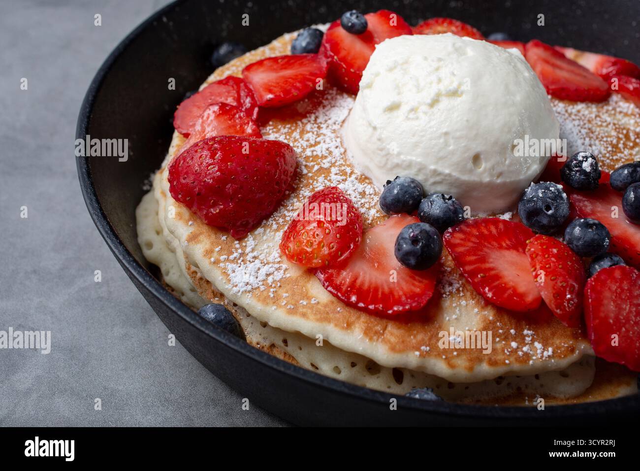 Vista di una padella di pancake di frutta. Foto Stock