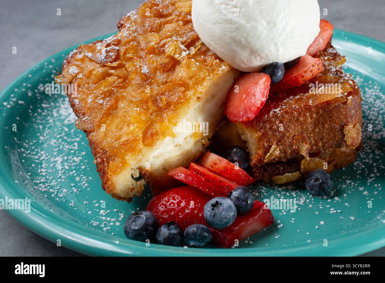 Vista ravvicinata di un piatto di toast alla francese ripieni. Foto Stock