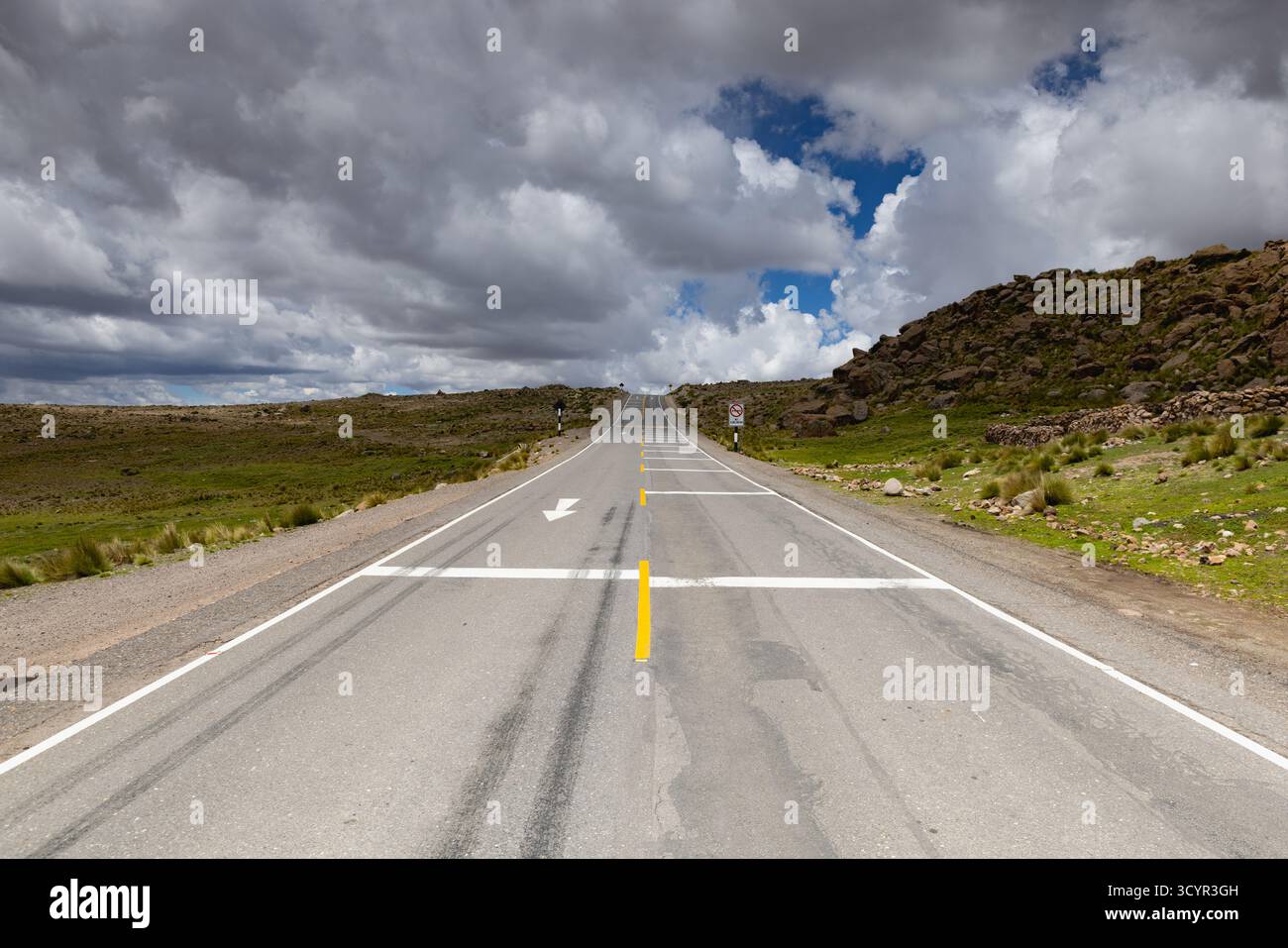 Sulla strada che attraversa Altiplano, Perù Foto Stock