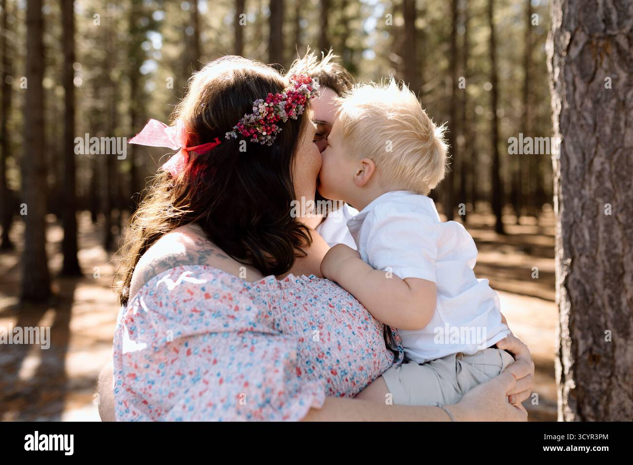Foto di maternità di famiglia in una foresta Foto Stock