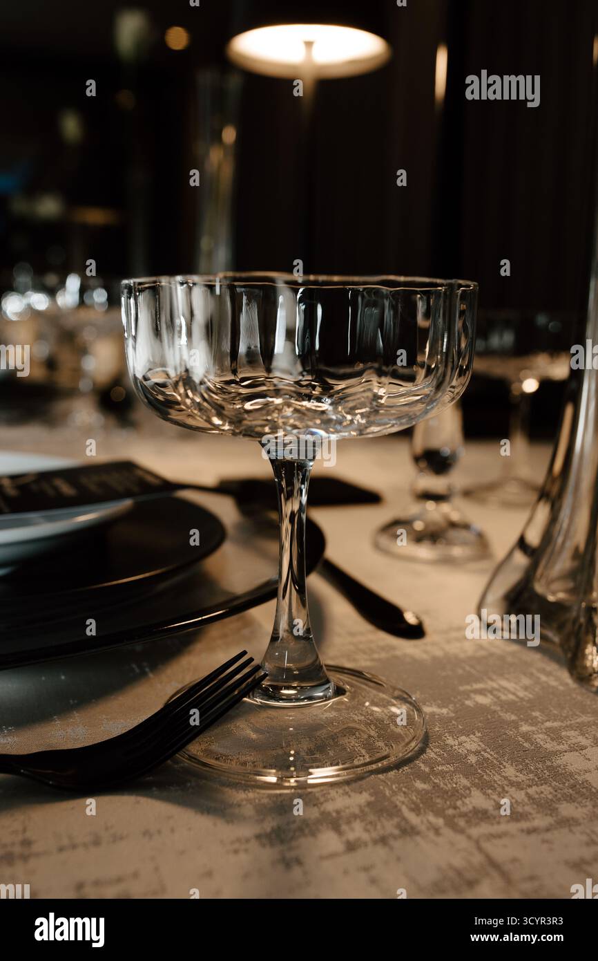 Eleganti bicchieri da champagne su un sofisticato tavolo Foto Stock