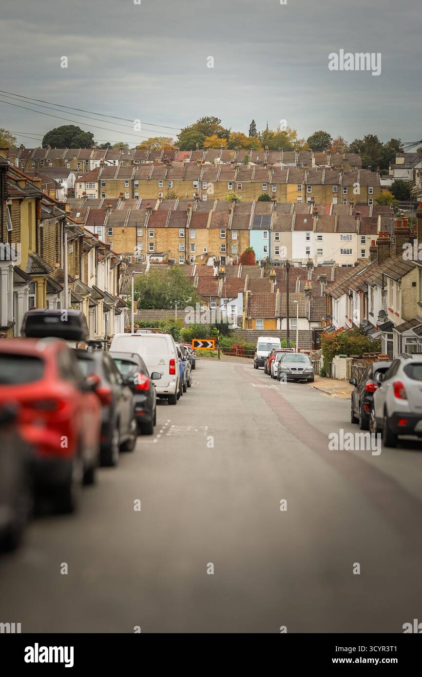 Ammira Onslow Road, Chatham verso le terrazze vittoriane che costeggiano la Medway Valley, una comunità stretta con una ricca storia della classe operaia Foto Stock