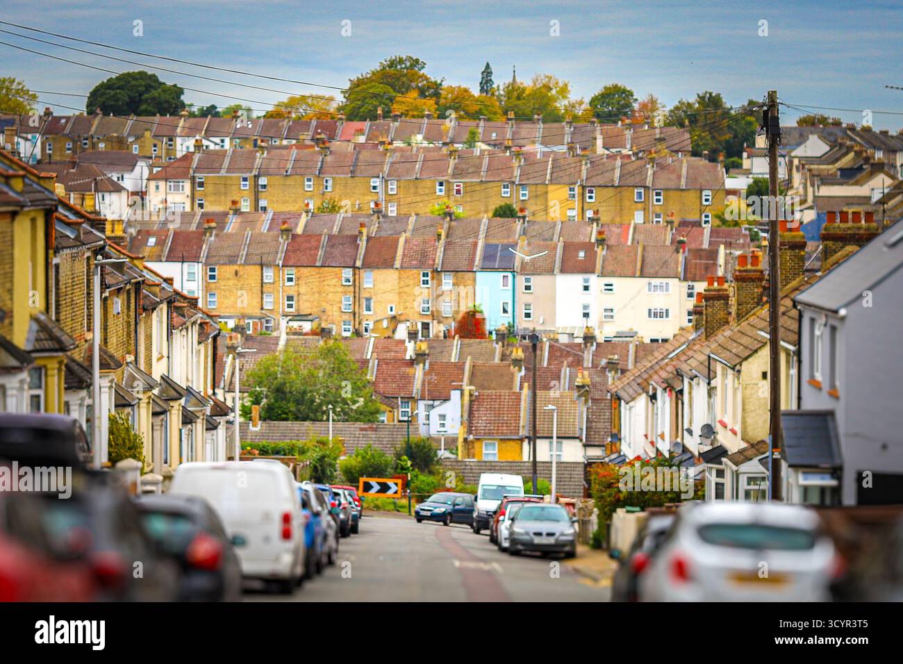 Ammira Onslow Road, Chatham verso le terrazze vittoriane che costeggiano la Medway Valley, una comunità stretta con una ricca storia della classe operaia Foto Stock