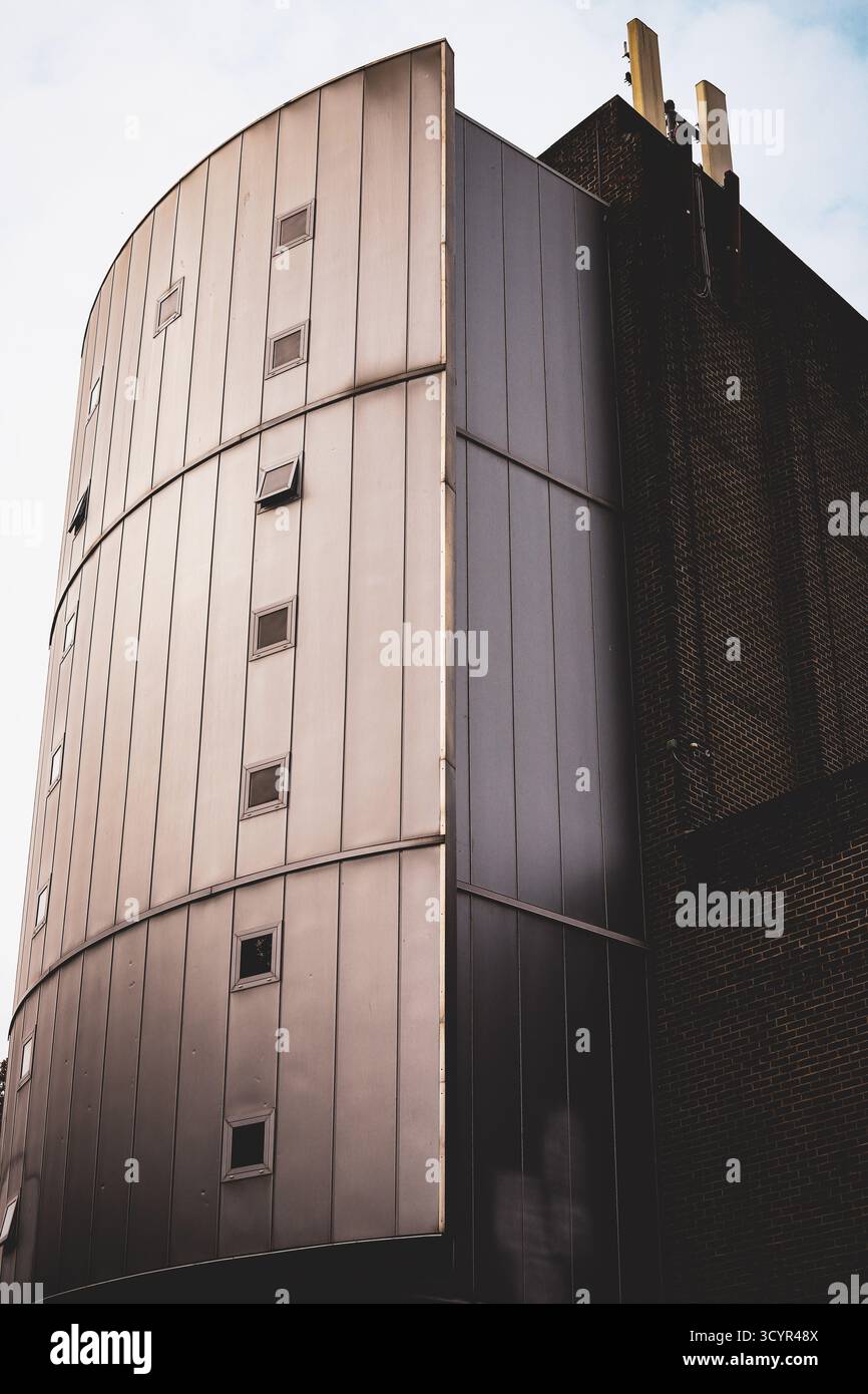 Vista dell'edificio MCA del Rochester Medway Art College, progettato in stile brutalista, a Victoria Gardens Chatham Foto Stock