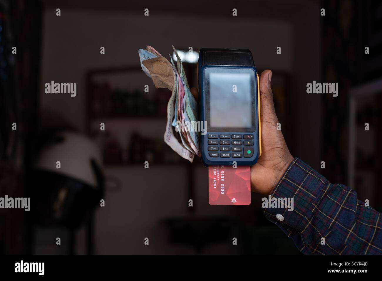 POS POS e banconote nigeriane in contanti Foto Stock