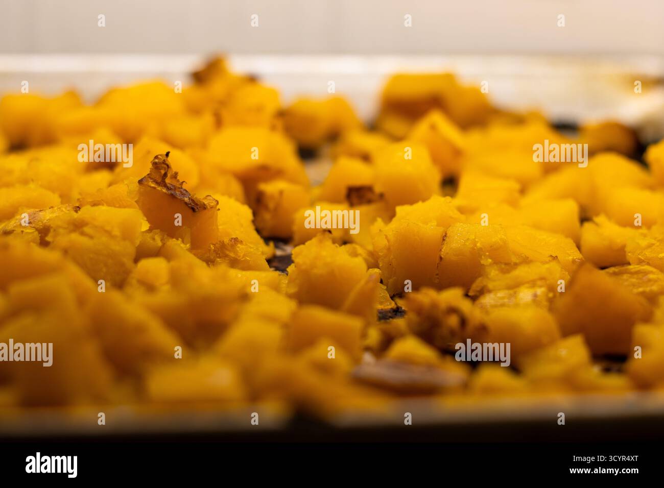 Primo piano di zucca arrostita su teglia da forno Foto Stock