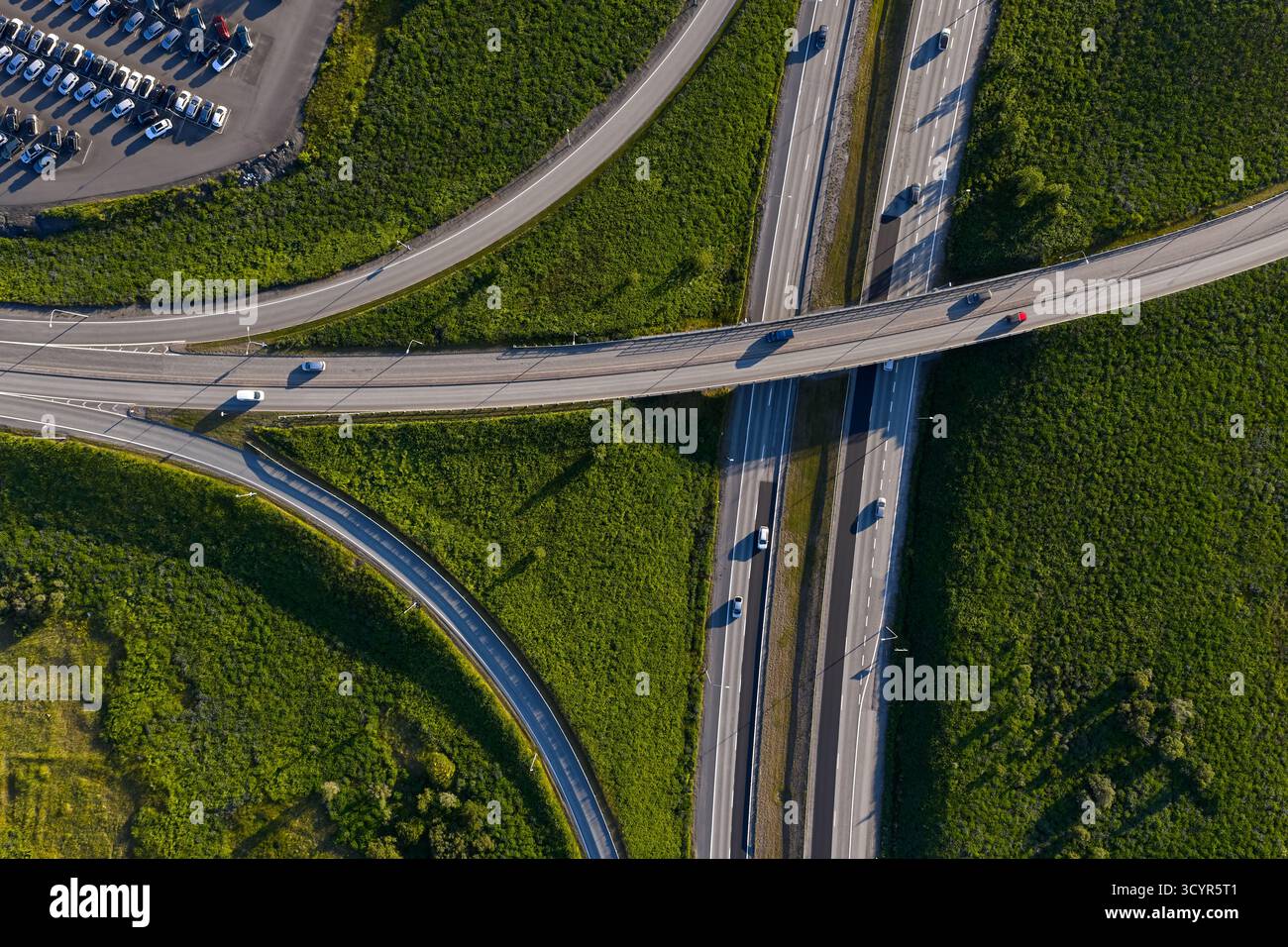 Vista aerea che mostra lo svincolo autostradale con il flusso del traffico a reykjavik Foto Stock