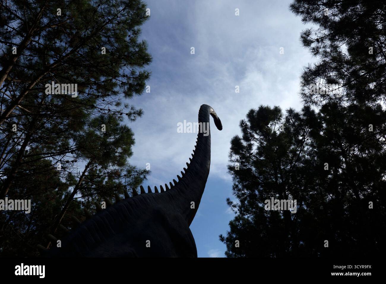 Scultura a grandezza naturale di un dinosauro sauropode Supersaurus Lourinhanensis esposto in Foto Stock