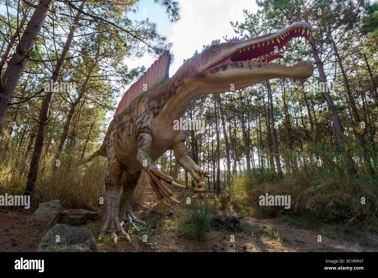 Statua dello Spinosaurus nel parco tematico dei dinosauri Dino Parque a Lourinhã, Portogallo, Europa Foto Stock