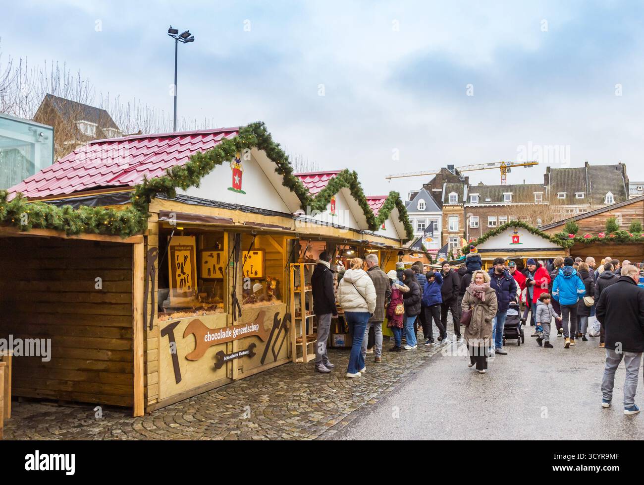 Gente che si gode il mercatino di natale in piazza Vrijthof a Maastricht, Paesi Bassi Foto Stock