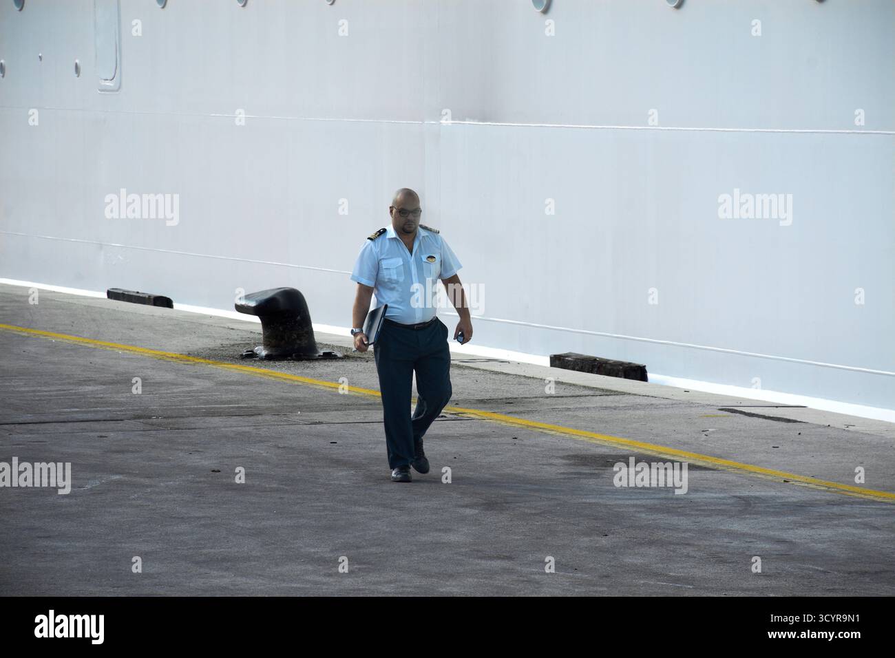 Dubrovnik - 20 ottobre 2025: Un membro dell'equipaggio di una nave da crociera ispeziona il porto di Gruz. Concetto di industria turistica, logistica marittima e professione navale. Foto Stock