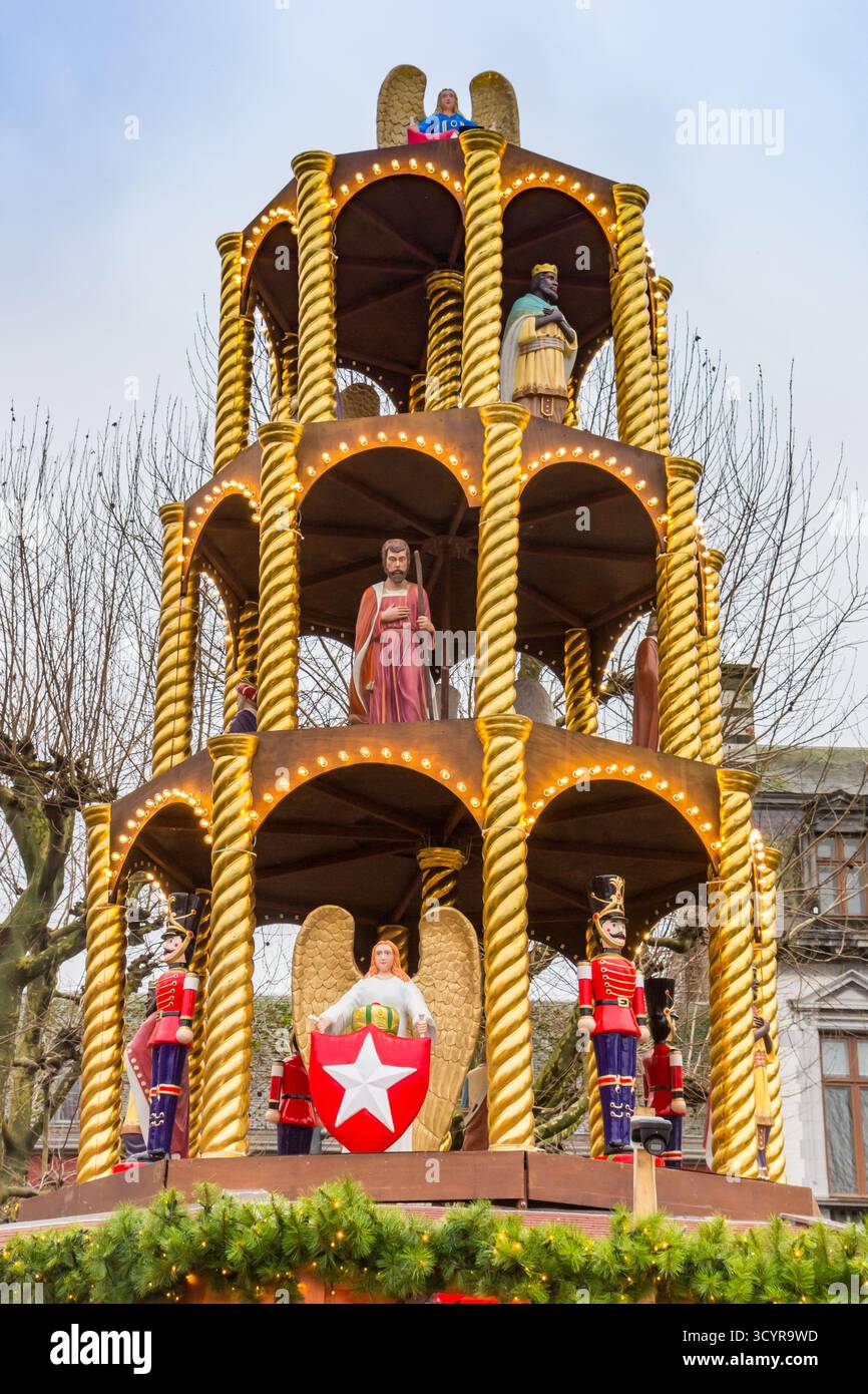 Torre con figure religiose in piazza vrijthof a Maastricht, Paesi Bassi Foto Stock