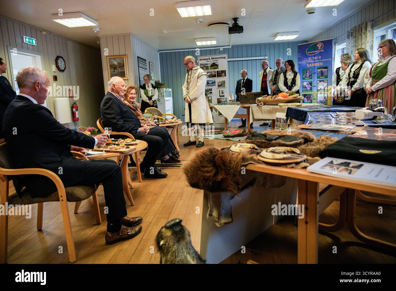 Aremark 20251020. Re Harald e la regina Sonja visitano la municipalità di Aremark nella contea di Ostfold. Dopo questa visita, la coppia reale ha visitato tutti i comuni della contea di Ostfold. Foto: Stian Lysberg Solum / NTB questo testo è tradotto automaticamente Foto Stock