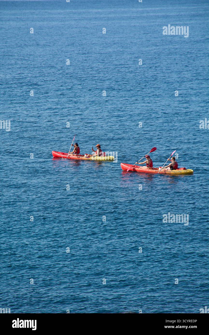 Dubrovnik. Croazia - 20 ottobre 2025: Vista dall'alto delle persone in kayak tandem. Concetto di sport acquatici, lavoro di squadra e vacanze attive sul Dalmat Foto Stock