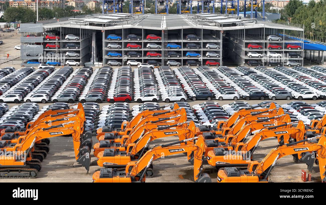 Pechino, Cina. 20 ottobre 2025. Una foto con un drone mostra auto prodotte a livello nazionale e macchinari per l'esportazione al porto di Yantai, nella provincia di Shandong, nella Cina orientale, 20 ottobre 2025. Il prodotto interno lordo (PIL) della Cina è cresciuto del 5,2% su base annua nei primi tre trimestri del 2025, i dati dell'Ufficio nazionale di statistica (NBS) hanno mostrato lunedì. Crediti: Tang KE/Xinhua/Alamy Live News Foto Stock