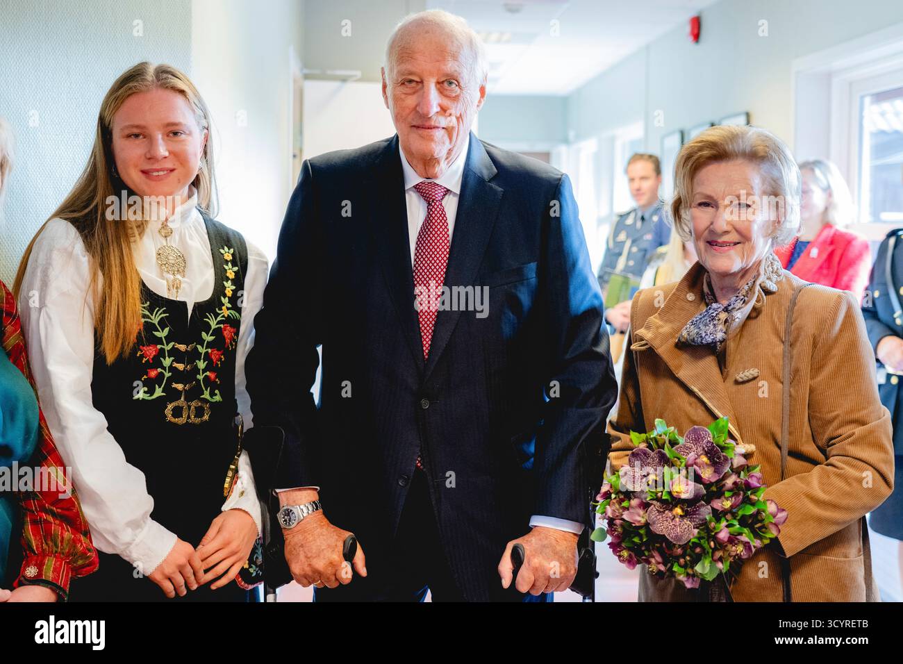 Aremark 20251020. Re Harald e la regina Sonja insieme a Henriette Jaeger durante la visita al comune di Aremark nella contea di Ostfold. Dopo questa visita, la coppia reale ha visitato tutti i comuni della contea di Ostfold. Foto: Stian Lysberg Solum / POOL / NTB questo testo è tradotto automaticamente Foto Stock