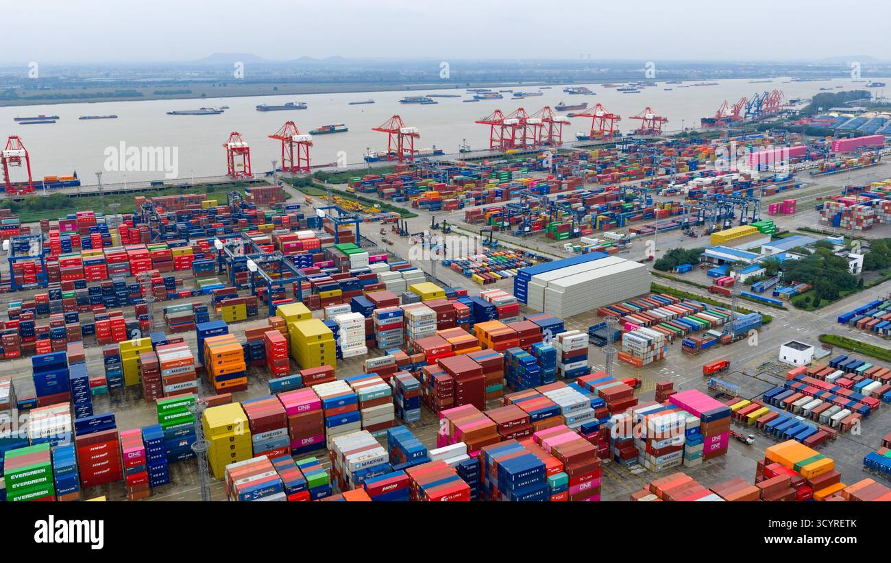 Pechino, Cina. 19 ottobre 2025. Una foto aerea con un drone mostra la vista di un terminal container del porto di Nanchino nella provincia cinese di Jiangsu, 19 ottobre 2025. Il prodotto interno lordo (PIL) della Cina è cresciuto del 5,2% su base annua nei primi tre trimestri del 2025, i dati dell'Ufficio nazionale di statistica (NBS) hanno mostrato lunedì. Crediti: Yang SUPing/Xinhua/Alamy Live News Foto Stock